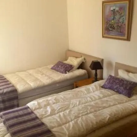 Palm Serenity: Cozy 2-bed Near Beaches Apartment Cannes