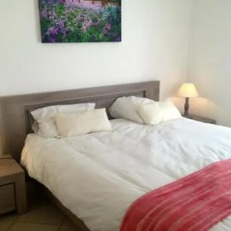 Palm Serenity: Cozy 2-bed Near Beaches *