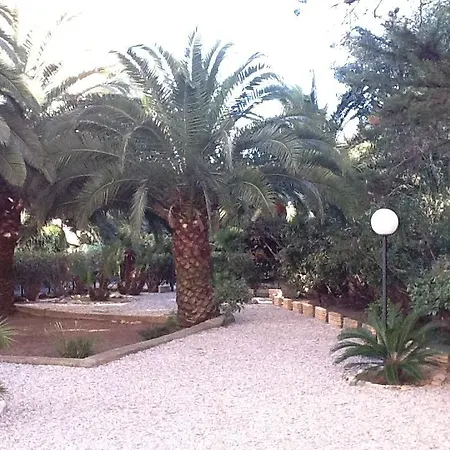 Palm Serenity: Cozy 2-bed Near Beaches *