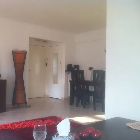 Palm Serenity: Cozy 2-bed Near Beaches Apartment Cannes