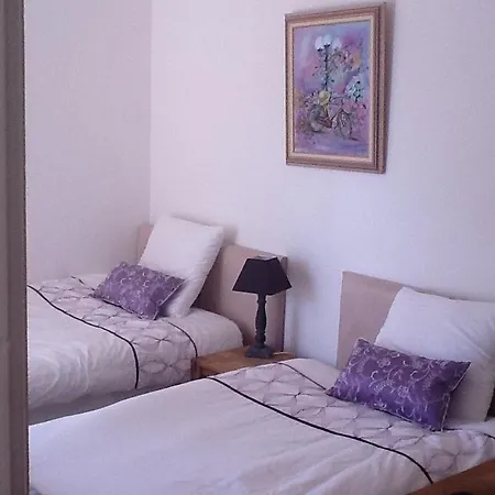 Palm Serenity: Cozy 2-bed Near Beaches Apartment *
