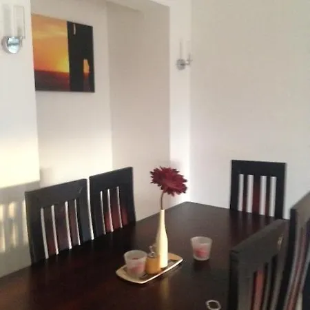Palm Serenity: Cozy 2-bed Near Beaches Apartment *