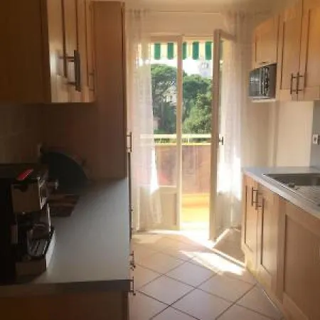 Palm Serenity: Cozy 2-bed Near Beaches Apartment Cannes