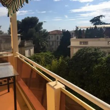 Apartment Palm Serenity: Cozy 2-bed Near Beaches Cannes