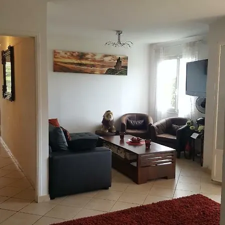 Apartment Palm Serenity: Cozy 2-bed Near Beaches *