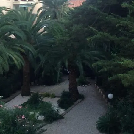 Palm Serenity: Cozy 2-bed Near Beaches Apartment Cannes