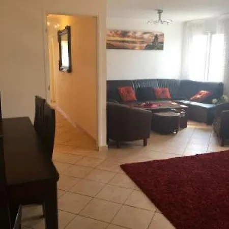Apartment Palm Serenity: Cozy 2-bed Near Beaches
